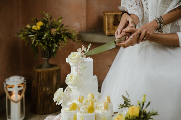 mediterrane Hochzeitstorte von Lilli's Zaubertorten wird angeschnitten