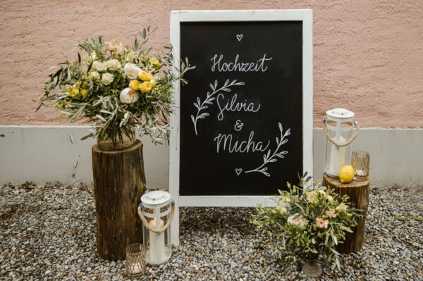 Handgeschriebene Kreidetafel, welche die Hochzeitsgäste Willkommen heisst. von Kreationell