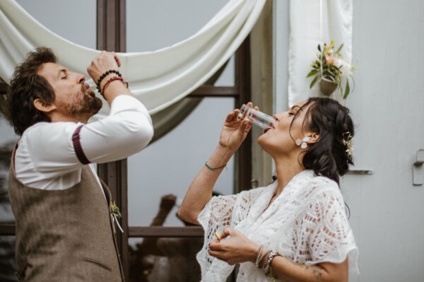 Brautpaar trinkt auf sein Wohl
