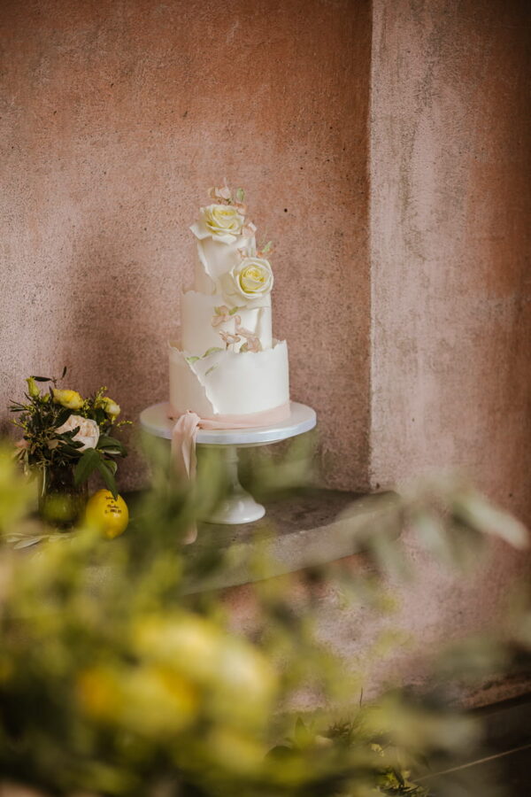 Mediterrane Hochzeitstorte mit gelben Rosen von Lilli's Zaubertorten – Style Shoot Schlössli Utenberg Luzern